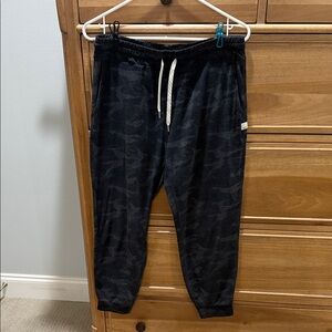 Vuori halo joggers 2 pair size small